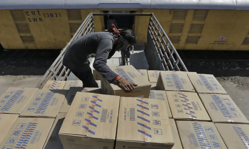 ഡോർ ടു ഡോർ പാഴ്സൽ സർവിസുമായി ഇന്ത്യൻ റെയിൽവേ; പാഴ്സൽ അയക്കാനുള്ള നിബന്ധനകൾ ഒഴിവാക്കി; ഓൺലൈൻ വഴിയും ബുക് ചെയ്യാം ഡോർ ടു ഡോർ പാഴ്സൽ സർവിസുമായി ഇന്ത്യൻ റെയിൽവേ; പാഴ്സൽ അയക്കാനുള്ള നിബന്ധനകൾ ഒഴിവാക്കി; ഓൺലൈൻ വഴിയും ബുക് ചെയ്യാം