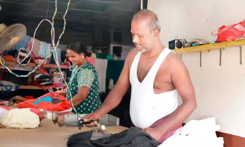 തിരക്കിലാണ് തേപ്പുകടകൾ; സ്ഥാനാർഥികളെ ശുഭ്ര വസ്ത്രധാരികളാക്കുന്ന തിരക്കിൽ തൊഴിലാളികളും