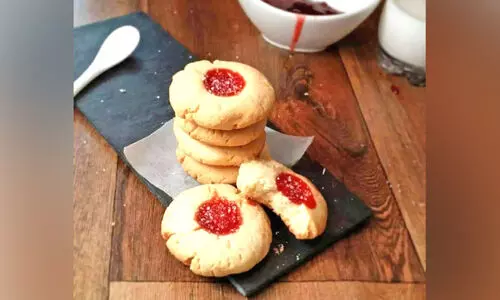 ചാ​യ​ക്കൊ​പ്പം ക​ഴി​ക്കാം ‘ജാം ​ത​മ്പ്പ്രി​ന്‍റ് കു​ക്കീ​സ്’