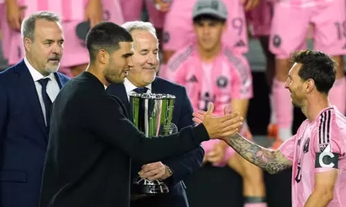 മെസ്സിക്ക് ട്രോഫി സമ്മാനിച്ചത് റയൽ മാഡ്രിഡ് ആരാധകനായ അൽക്കാരസ്; കായികപ്രതിഭകളുടെ സാന്നിധ്യത്താൽ ശ്രദ്ധേയമായി ഈസ്റ്റേൺ കോൺഫറൻസ് ഫൈനൽ വേദി