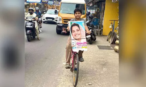 കാറിന് വോട്ടുതേടി സൈക്കിളിൽ ഏഴാം ക്ലാസുകാരൻ
