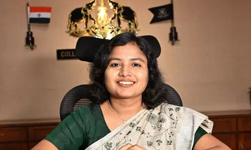 കന്നി വോട്ടർമാരുമായി സംവദിച്ച് കലക്ടർ