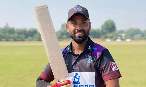 ഇ​ജാ​സ് ഓൺ സ്ട്രൈക്ക്