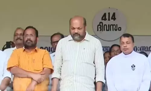 മുനമ്പം ഭൂമി: മന്ത്രിമാരെത്തി നാരങ്ങാ നീര് നൽകി സമരം അവസാനിപ്പിച്ചു; വഞ്ചനയെന്ന് പറഞ്ഞ് പുതിയ വേദിയിൽ സമരം തുടങ്ങി ഒരു വിഭാഗം