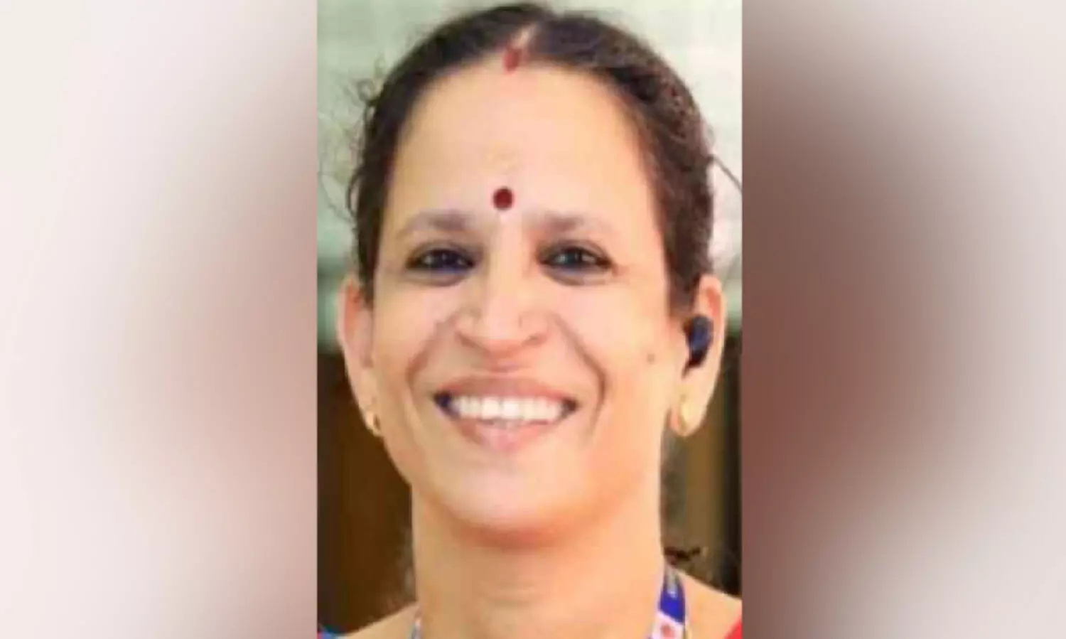 വാ​ർ​ഡി​ലെ​ത്താ​ൻ ഒരു തോ​ണി​യാ​ത്ര !