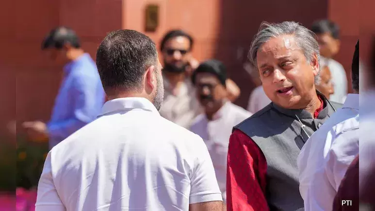 തരൂർ പാർട്ടി വിടാൻ ഒരുങ്ങുകയാണോ?; പാർട്ടി യോഗങ്ങളിൽ നിന്ന് തുടർച്ചയായി വിട്ടുനിന്ന് എം.പി