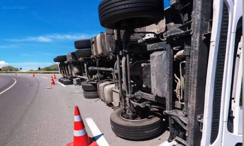 ട്രക്കുകൾ കൂട്ടിയിടിച്ച് രണ്ട് ഏഷ്യൻ പൗരന്മാർക്ക് ദാരുണാന്ത്യം
