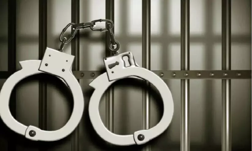 വീട്ടിൽനിന്ന് ആഭരണങ്ങൾ കവർന്ന പ്രവാസികൾ പിടിയിൽ വീട്ടിൽനിന്ന് ആഭരണങ്ങൾ കവർന്ന പ്രവാസികൾ പിടിയിൽ