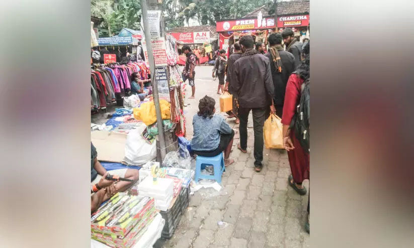 ചെങ്ങന്നൂരിൽ തെരുവുകൾ ൈകയടക്കി വഴിയോര വാണിഭം; ഗതാഗതക്കുരുക്ക്