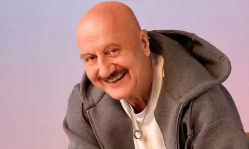 എട്ടുമണിക്കൂറോളം ഞാൻ പൊട്ടിച്ചിരിച്ചു; ചിരിച്ച് ചിരിച്ച് ഞാന്‍ മരിച്ച് പോകും എന്ന് കൂട്ടുകാരോട് പറഞ്ഞു; കഞ്ചാവ് വലിച്ച അനുഭവം പങ്കിട്ട് അനുപം ഖേര്‍