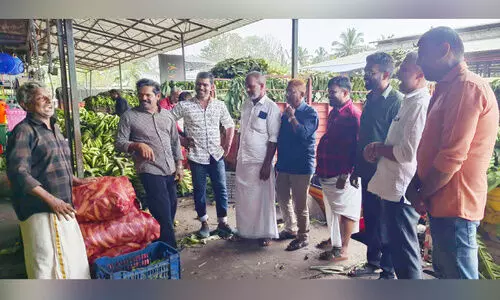 പൊടിപൊടിക്കുന്നു കച്ചോടം; വോട്ട് വർത്തമാനങ്ങളും പൊടിപൊടിക്കുന്നു കച്ചോടം; വോട്ട് വർത്തമാനങ്ങളും