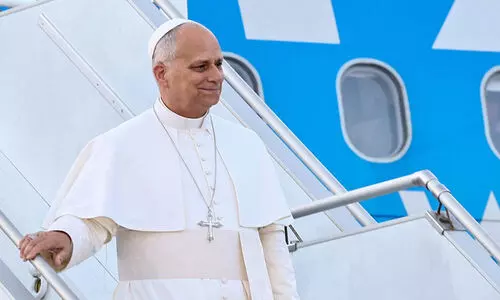 സമാധാന സന്ദേശമുയർത്തി മാർപാപ്പ ലബനാനിൽ; ആ​വേ​ശ​പൂ​ർ​വ സ്വീ​ക​രണം