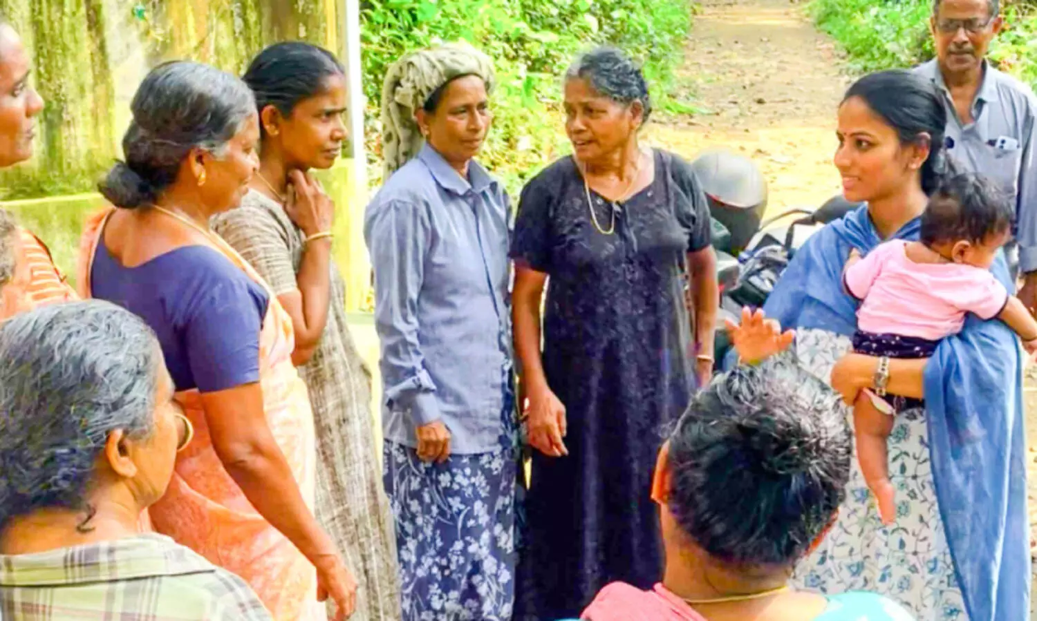 അമ്മേ ഞാനുമുണ്ട് പ്രചാരണത്തിന്... സ്ഥാനാർഥിയായ അമ്മക്കൊപ്പം 90 ദിവസം പ്രായമായ ചേതൻ ഭഗതും