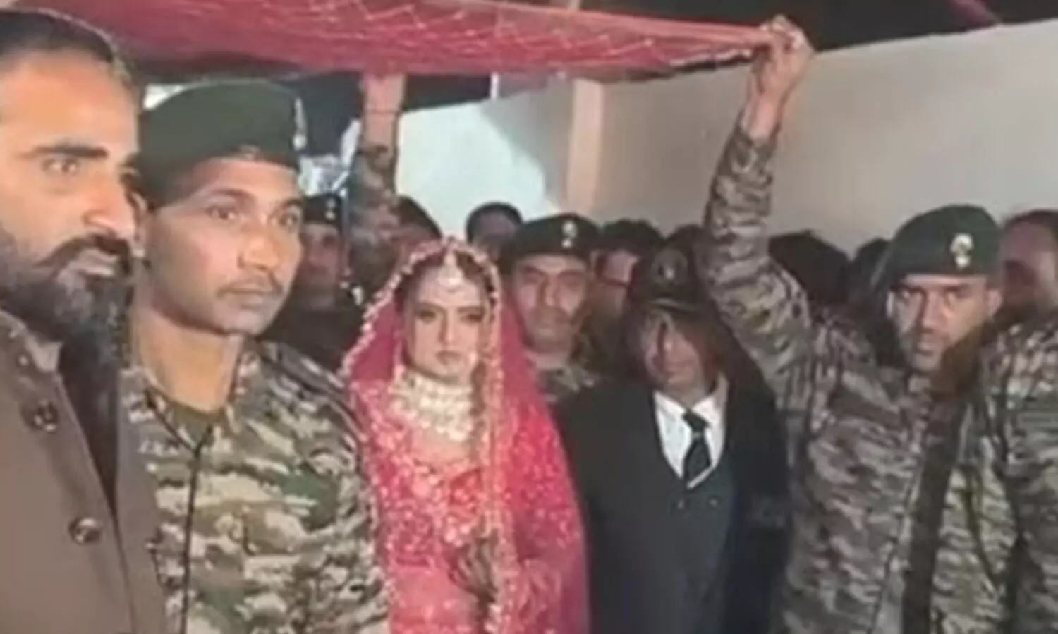 വധുവായി മുസ്കാൻ, ദുപ്പട്ടയേന്തി സൈനികർ; ഇത് സഹപ്രവർത്തകനോടുള്ള ആത്മബന്ധത്തിന്റെ കഥ