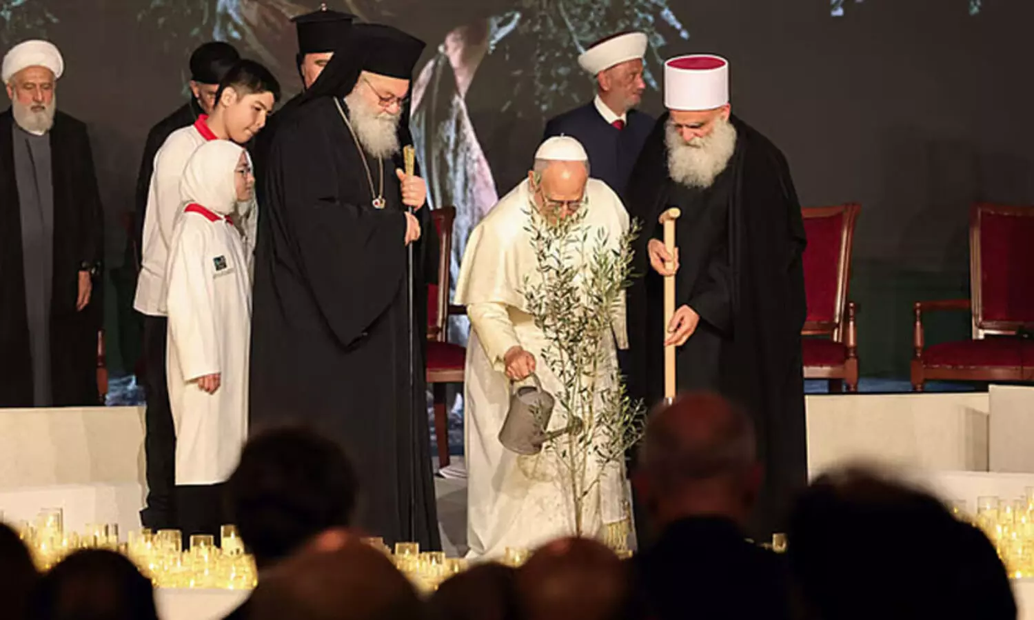 പോപ്പ് ലിയോക്ക് ലെബനാനിൽ ഉജ്ജ്വല വരവേൽപ്​: ക്രിസ്ത്യൻ-മുസ്‍ലിം നേതാക്കൾക്കൊപ്പം ഒലീവ് മരത്തൈ നട്ടു