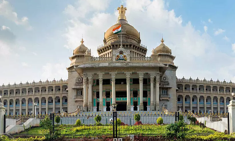 സർക്കാർ സർവിസുകളിൽ ഒഴിവുകൾ നികത്തുന്നില്ല; മാർച്ചിന് അനുമതി നൽകിയില്ല, പ്രതിഷേധമിരമ്പുന്നു സർക്കാർ സർവിസുകളിൽ ഒഴിവുകൾ നികത്തുന്നില്ല; മാർച്ചിന് അനുമതി നൽകിയില്ല, പ്രതിഷേധമിരമ്പുന്നു