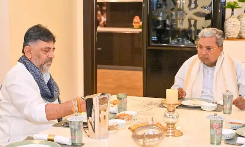 നാടൻ കോഴിക്കറി, ഇഡലിയും ദോശയും ഉപ്പുമാവും ഒപ്പം കാപ്പിയും, അധികാരത്തോടുള്ള ‘വിശപ്പ് മറികടക്കാൻ’ വീണ്ടും ഒന്നിച്ചിരുന്ന് സിദ്ധരാമയ്യയും ഡി.കെ ശിവകുമാറും