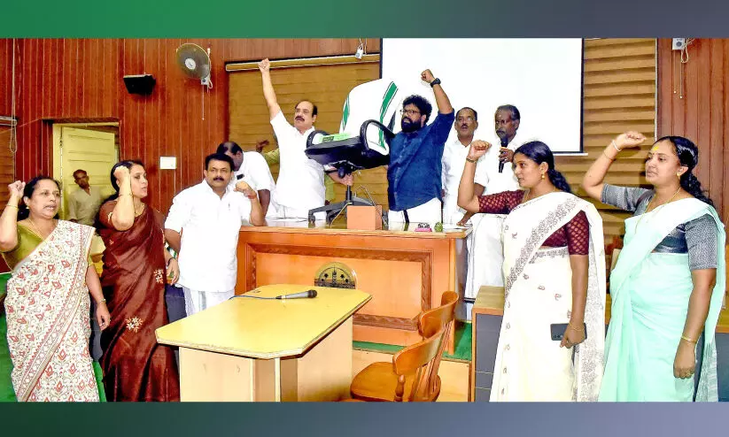 ചട്ടലംഘനം ആരോപിച്ച് പ്രതിപക്ഷ പ്രതിഷേധം; കൗൺസിൽ യോഗം വിളിച്ച് മേയർ ചട്ടലംഘനം ആരോപിച്ച് പ്രതിപക്ഷ പ്രതിഷേധം; കൗൺസിൽ യോഗം വിളിച്ച് മേയർ