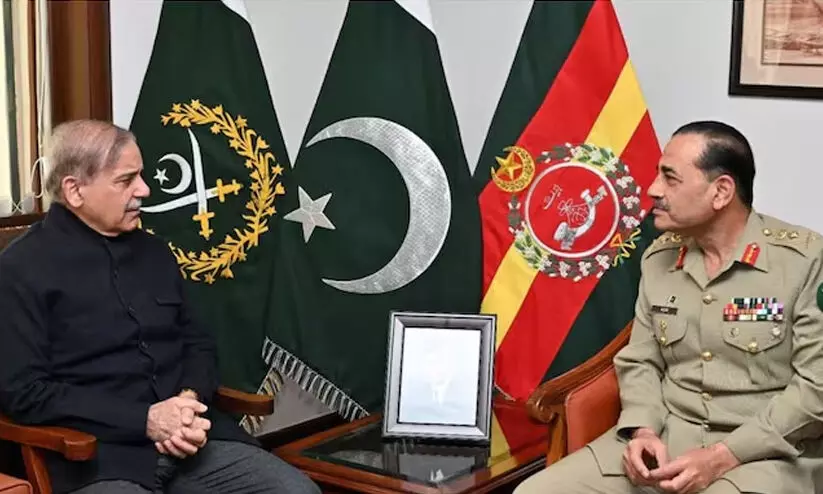 പാകിസ്താൻ വിട്ട് ശഹബാസ് ശരീഫ്; അസിം മുനീറിനെ സൈനീക മേധാവിയാക്കുന്നതിൽ അതൃപ്തി, മനഃപൂർവം വിട്ടുനിൽക്കുന്നുവെന്നും റിപ്പോർട്ടുകൾ പാകിസ്താൻ വിട്ട് ശഹബാസ് ശരീഫ്; അസിം മുനീറിനെ സൈനീക മേധാവിയാക്കുന്നതിൽ അതൃപ്തി, മനഃപൂർവം വിട്ടുനിൽക്കുന്നുവെന്നും റിപ്പോർട്ടുകൾ