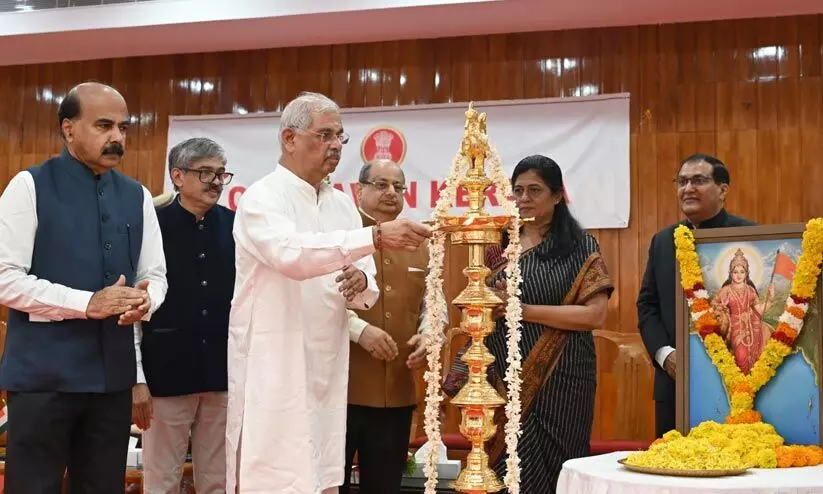 രാജ്ഭവനിലെ ഔദ്യോഗിക പരിപാടിയിൽ വീണ്ടും കാവിക്കൊടിയേന്തിയ ഭാരതാംബ രാജ്ഭവനിലെ ഔദ്യോഗിക പരിപാടിയിൽ വീണ്ടും കാവിക്കൊടിയേന്തിയ ഭാരതാംബ