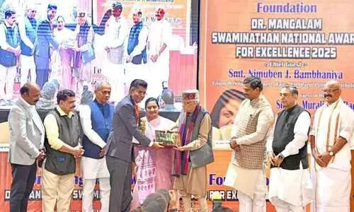 ഡോ. ​മം​ഗ​ളം സ്വാ​മി​നാ​ഥ​ൻ പ്ര​വാ​സി ഭാ​ര​തീ​യ എ​ക്‌​സ​ല​ൻ​സ് അ​വാ​ർ​ഡ് പ​മ്പാ​വാ​സ​ൻ നാ​യ​ർ​ക്ക് സ​മ്മാ​നി​ച്ചു