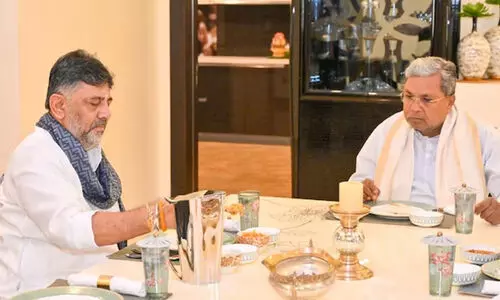 നാടൻ കോഴിക്കറി, ഇഡലിയും ദോശയും ഉപ്പുമാവും ഒപ്പം കാപ്പിയും, അധികാരത്തോടുള്ള ‘വിശപ്പ് മറികടക്കാൻ’ വീണ്ടും ഒന്നിച്ചിരുന്ന് സിദ്ധരാമയ്യയും ഡി.കെ ശിവകുമാറും