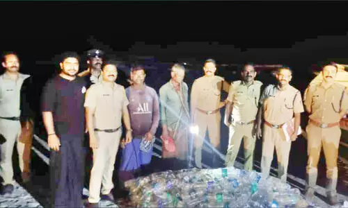 അശാസ്ത്രീയ മത്സ്യബന്ധനം: രണ്ടു തോണികൾ പിടികൂടി