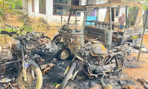 ബി.ജെ.പി പ്രവർത്തകന്റെ വീട്ടിൽ പാർക്ക് ചെയ്തിരുന്ന വാഹനങ്ങൾ കത്തിച്ചു
