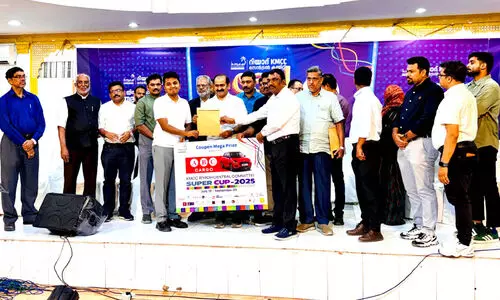 കെ.​എം.​സി.​സി സൂ​പ്പ​ർ ക​പ്പ്; സ​മ്മാ​ന പ​ദ്ധ​തി വി​ജ​യി ഇ​ബ്രാ​ഹിം സു​ബ്ഹാ​ന് സ്വി​ഫ്റ്റ്‌ കാ​ർ കൈ​മാ​റി