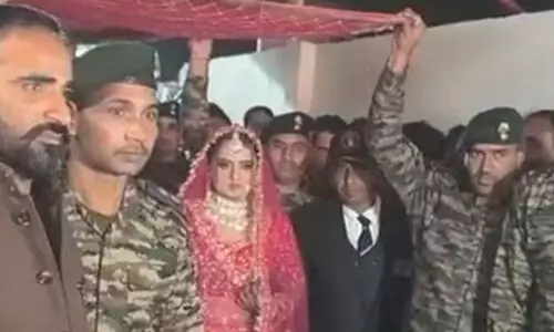 വധുവായി മുസ്കാൻ, ദുപ്പട്ടയേന്തി സൈനികർ; ഇത് സഹപ്രവർത്തകനോടുള്ള ആത്മബന്ധത്തിന്റെ കഥ വധുവായി മുസ്കാൻ, ദുപ്പട്ടയേന്തി സൈനികർ; ഇത് സഹപ്രവർത്തകനോടുള്ള ആത്മബന്ധത്തിന്റെ കഥ