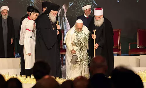 പോപ്പ് ലിയോക്ക് ലെബനാനിൽ ഉജ്ജ്വല വരവേൽപ്​: ക്രിസ്ത്യൻ-മുസ്‍ലിം നേതാക്കൾക്കൊപ്പം ഒലീവ് മരത്തൈ നട്ടു