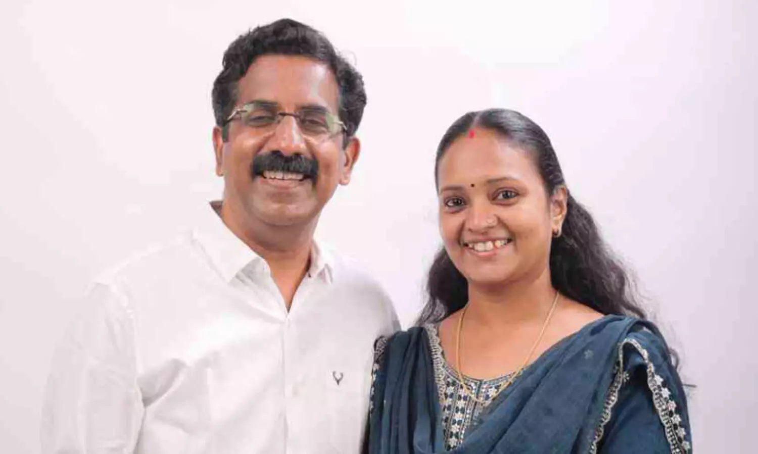 സ്ഥാനാർഥികളായ അധ്യാപക ദമ്പതികൾ തിരക്കിലാണ്