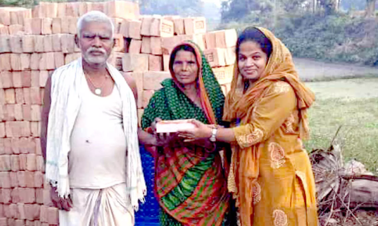 പെട്രോൾ പമ്പിലെ രക്ഷകരുടെ വീട്ടുകാരെ ബിഹാറിൽ ആദരിച്ച് മലയാളി ഡോക്ടർ