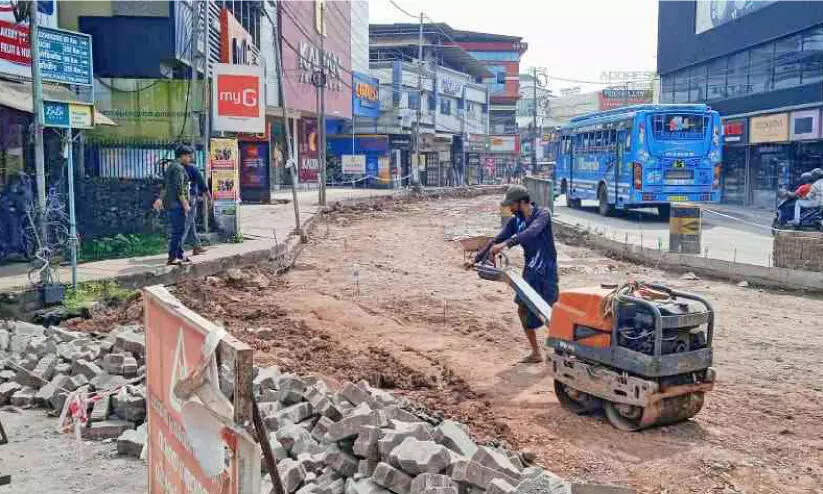 റോഡ് നവീകരണം നീളുന്നു; തലശ്ശേരിയിലെ വ്യാപാരം പ്രതിസന്ധിയിൽ