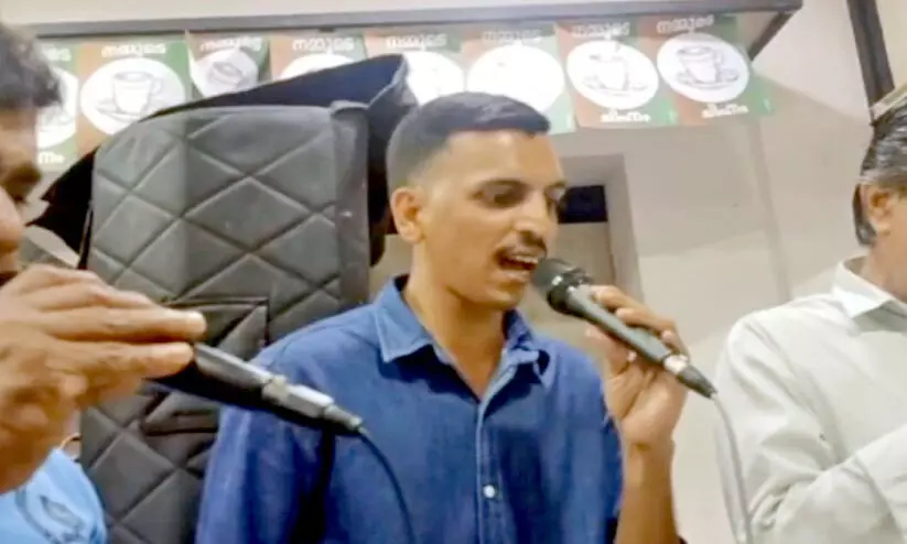 യു.ഡി.എഫ് സ്ഥാനാർഥി പാട്ടുപാടിയെത്തിയത് എൽ.ഡി.എഫ് കൂട്ടിൽ