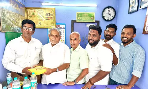 50 വർഷത്തിനൊടുവിൽ അബ്ദുല്ല 93 രൂപയുടെ കടം വീട്ടി; ആ​ന്ധ്ര​യി​ലെ കു​ടും​ബ​ത്തെ ക​ണ്ടെ​ത്തി​യ​ത് നീ​ണ്ട അ​ന്വേ​ഷ​ണ​ങ്ങ​ൾ​ക്കു ​ശേ​ഷം