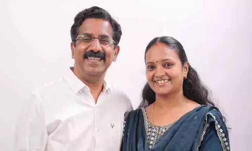 സ്ഥാനാർഥികളായ അധ്യാപക ദമ്പതികൾ തിരക്കിലാണ്