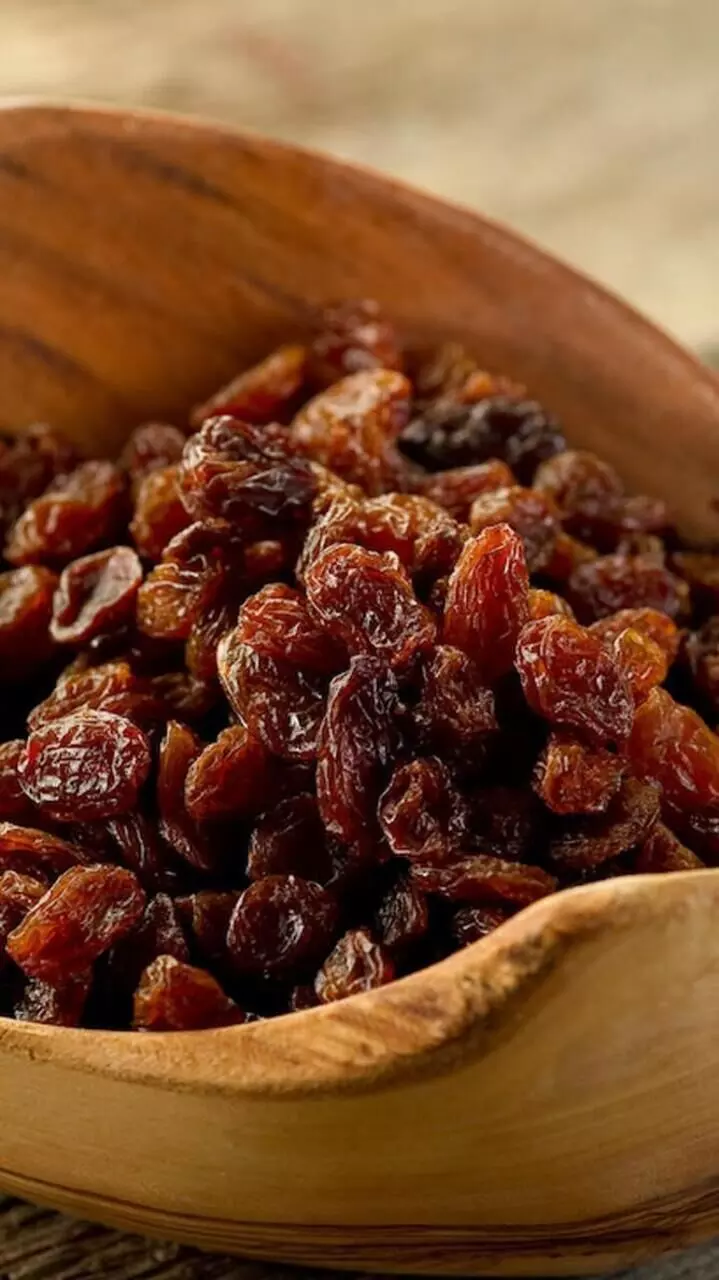 ഉണക്കമുന്തിരി ദിവസവും വെള്ളത്തിൽ കുതിർത്തു കഴിച്ചാൽ ​ഗുണങ്ങളേറെ...