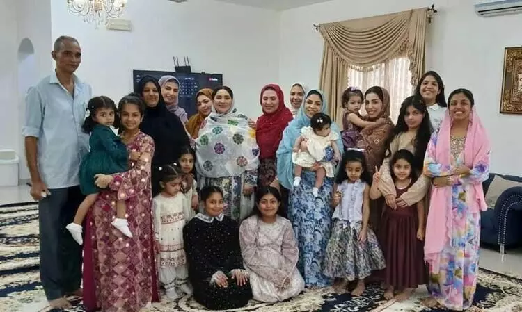 ‘‘അന ഹംസ എന്ന് പറഞ്ഞു ഞാൻ അർബാബിനെ കെട്ടിപ്പിടിച്ചു, അദ്ദേഹം എന്നെയും. ഞങ്ങളുടെ കണ്ണുകൾ ഈറനണിഞ്ഞിരുന്നു’’ -മുൻ തൊഴിലുടമയായ അറബിയുടെ വീട്ടിൽ വീണ്ടുമെത്തുകയാണ് ഈ മലയാളി