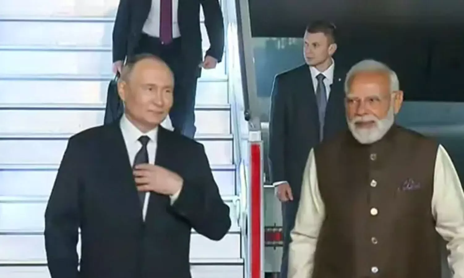 പുടിനെ വിമാനത്താവളത്തിൽ നേരിട്ടെത്തി സ്വീകരിച്ച് മോദി; റഷ്യൻ പ്രസിഡന്റിന്റെ ഇന്ത്യ സന്ദർശനത്തിന് തുടക്കം