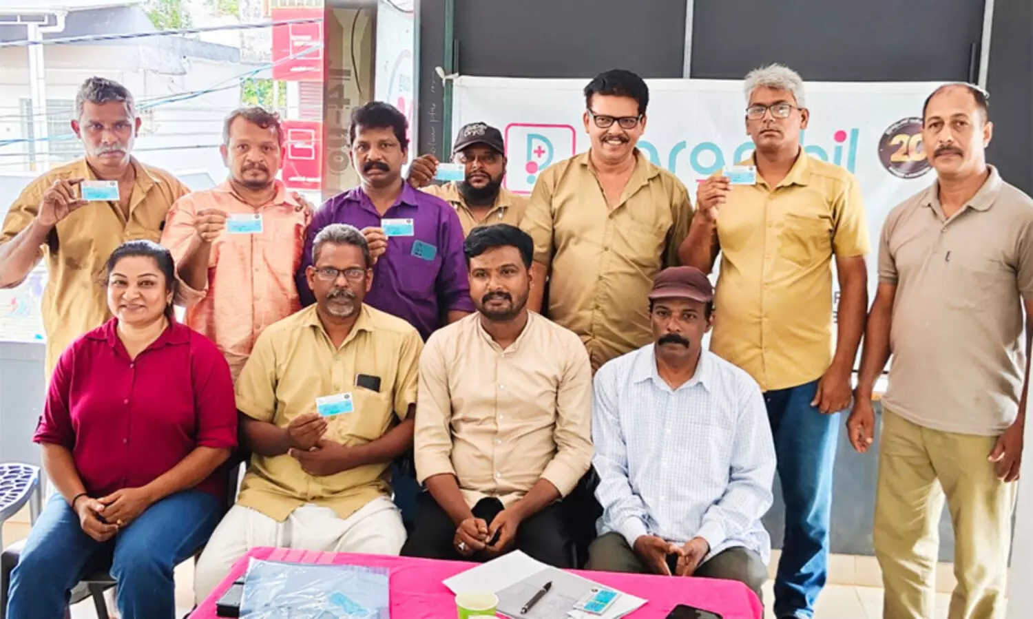 ഓട്ടോറിക്ഷ തൊഴിലാളികൾക്ക് പറമ്പിൽ ഹെൽത്ത് കെയർ പ്രിവിലേജ് കാർഡ് നൽകി