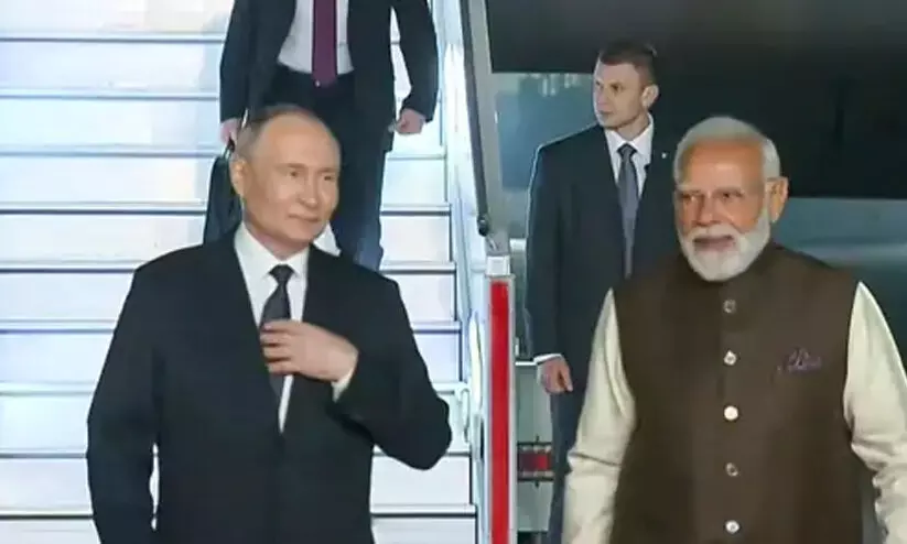 പുടിനെ വിമാനത്താവളത്തിൽ നേരിട്ടെത്തി സ്വീകരിച്ച് മോദി; റഷ്യൻ പ്രസിഡന്റിന്റെ ഇന്ത്യ സന്ദർശനത്തിന് തുടക്കം