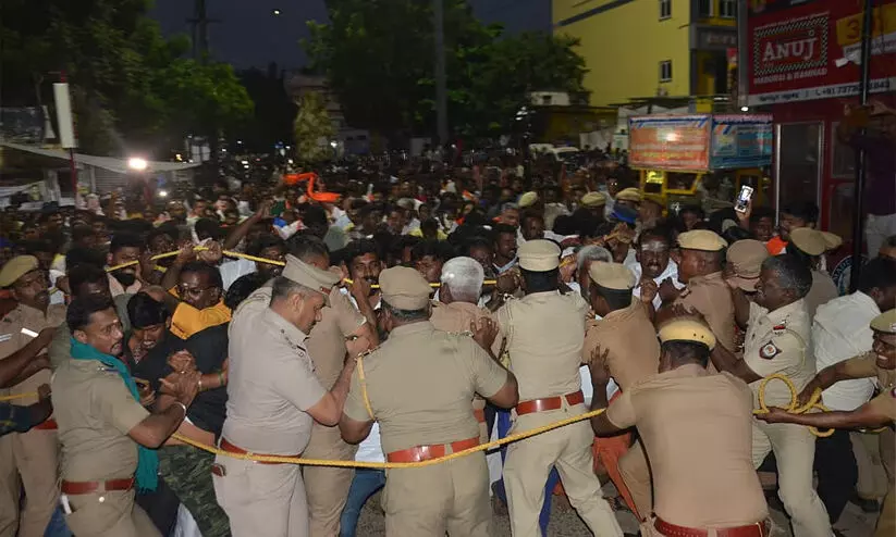 ദർഗക്ക് സമീപം ദീപം തെളിയിക്കണമെന്ന്; മധുരയിൽ സംഘ്പരിവാർ-പൊലീസ് സംഘർഷം ദർഗക്ക് സമീപം ദീപം തെളിയിക്കണമെന്ന്; മധുരയിൽ സംഘ്പരിവാർ-പൊലീസ് സംഘർഷം