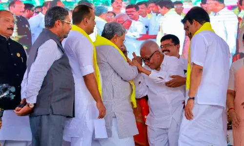 വാ​ർ​ധ​ക്യ അ​വ​ശ​ത​ക​ൾ മ​റ​ന്ന് ജ​നാ​ർ​ദ​ന​ൻ പൂ​ജാ​രി വേ​ദി​യി​ൽ