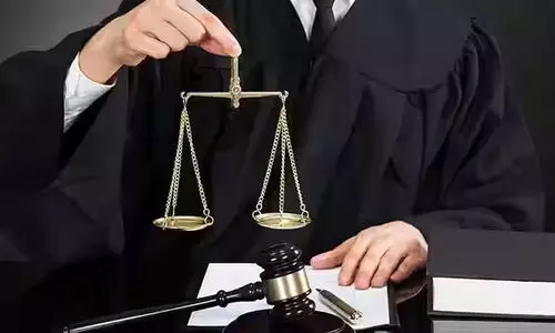 മുൻ പബ്ലിക് പ്രോസിക്യൂട്ടര് പ്രതിക്കായി കോടതിയില് ഹാജരായത് വിവാദമായി മുൻ പബ്ലിക് പ്രോസിക്യൂട്ടര് പ്രതിക്കായി കോടതിയില് ഹാജരായത് വിവാദമായി