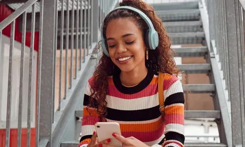 ഏത് നേരവും ഇതും ചെവിയിൽ വെച്ച് നടന്നോ; ജെൻ സിക്ക് ഇഷ്ടം പോഡ്‌കാസ്റ്റുകൾ