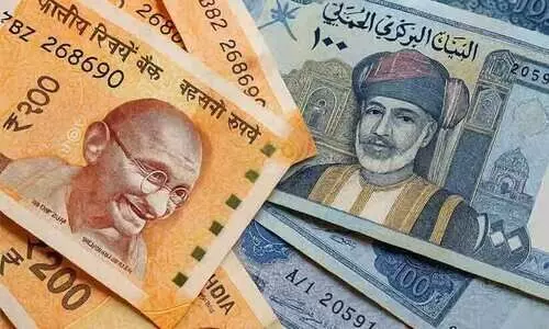 രൂ​പ വീ​ണ്ടും താ​ഴേ​ക്ക്; റി​യാ​ൽ വി​നി​മ​യനി​ര​ക്ക് മു​ക​ളി​ലേ​ക്ക്