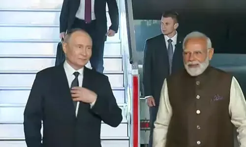 പുടിനെ വിമാനത്താവളത്തിൽ നേരിട്ടെത്തി സ്വീകരിച്ച് മോദി; റഷ്യൻ പ്രസിഡന്റിന്റെ ഇന്ത്യ സന്ദർശനത്തിന് തുടക്കം