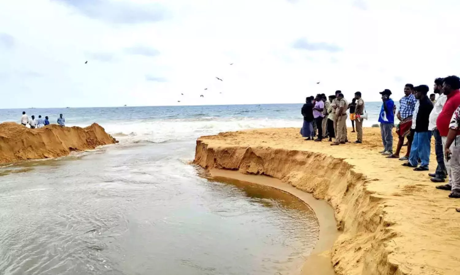 മുതലപ്പൊഴിയിൽ അഴിമുഖത്തും ചാനലിലും മണ്ണ്‌ നീക്കം ദ്രുതഗതിയിലെന്ന്‌ കലക്‌ടർ