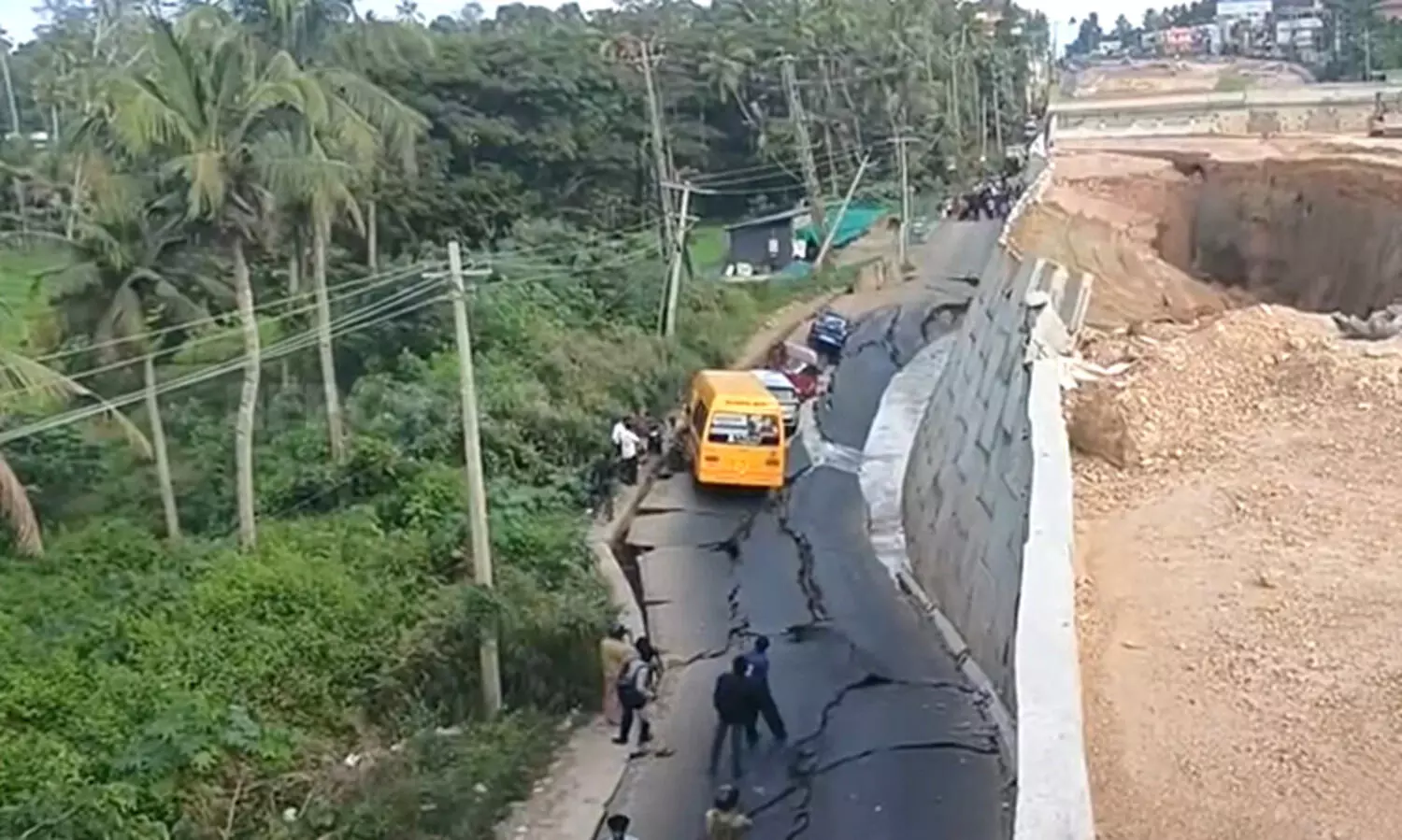 വീണ്ടും ഇടിഞ്ഞുവീണ് ദേശീയപാത; സ്കൂൾ ബസ് അടക്കം രക്ഷപ്പെട്ടത് തലനാരിഴക്ക്